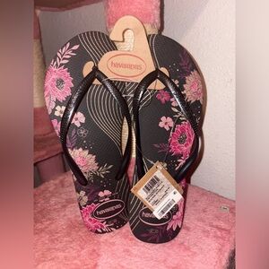 Havaianas Women's Black and Pink Floral Sandals size 11- NWT
